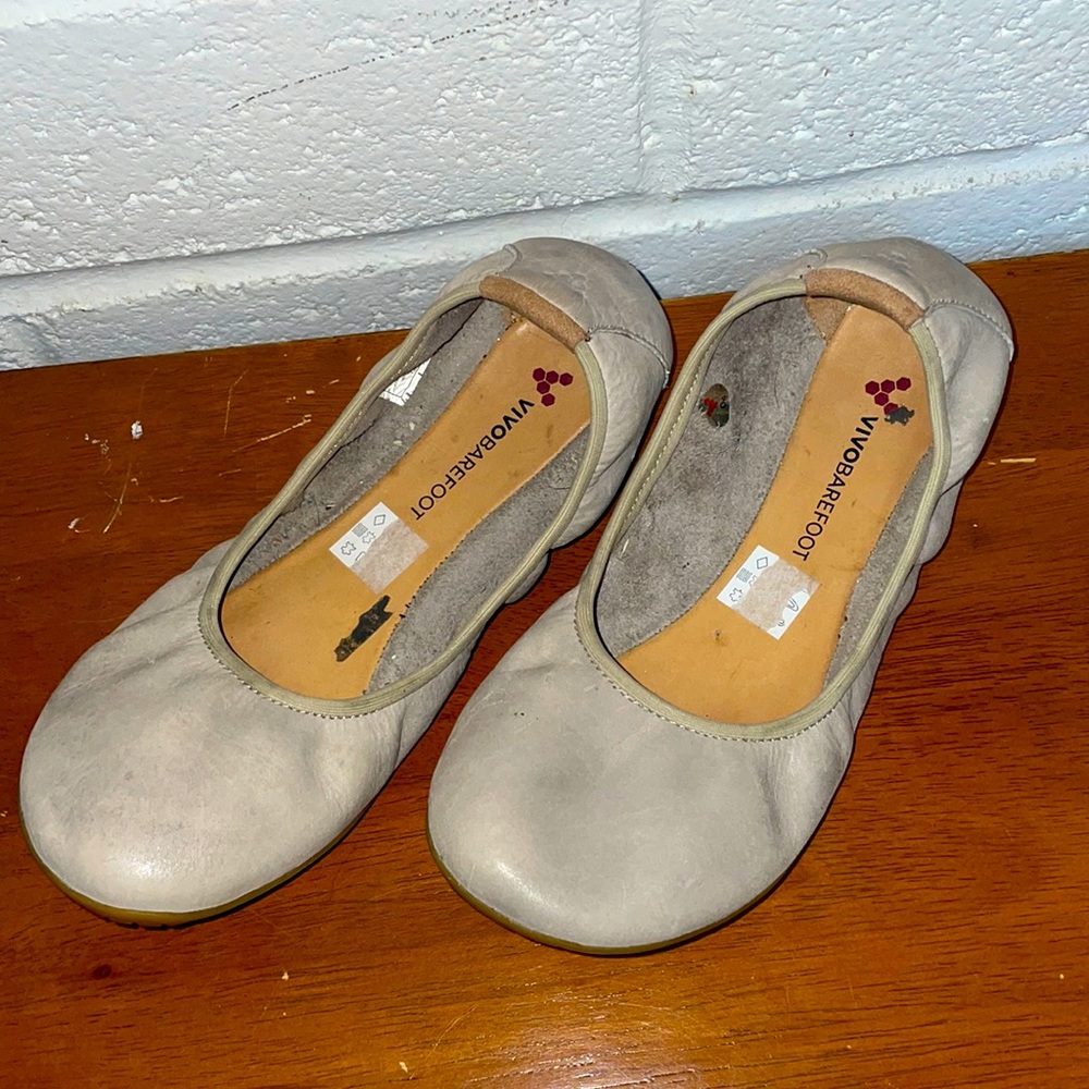 Vivo Barefoot slip on gray leather flats size 5